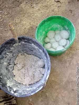 pâteàfixer : farine, ball clay, kaolin, sable, alumine et un peu d'eau
